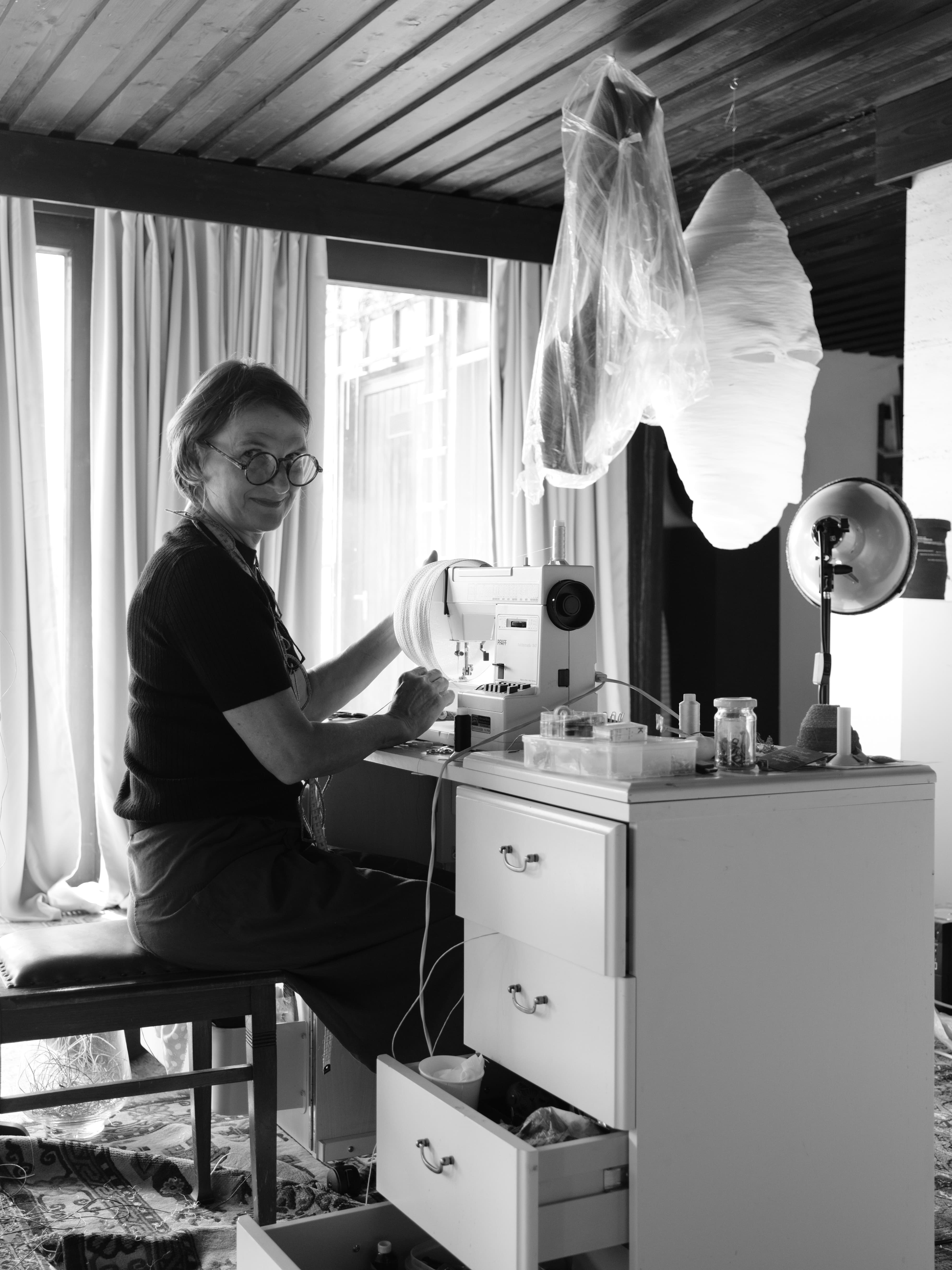 Studio-Stillleben einer Papiergarn-Urne