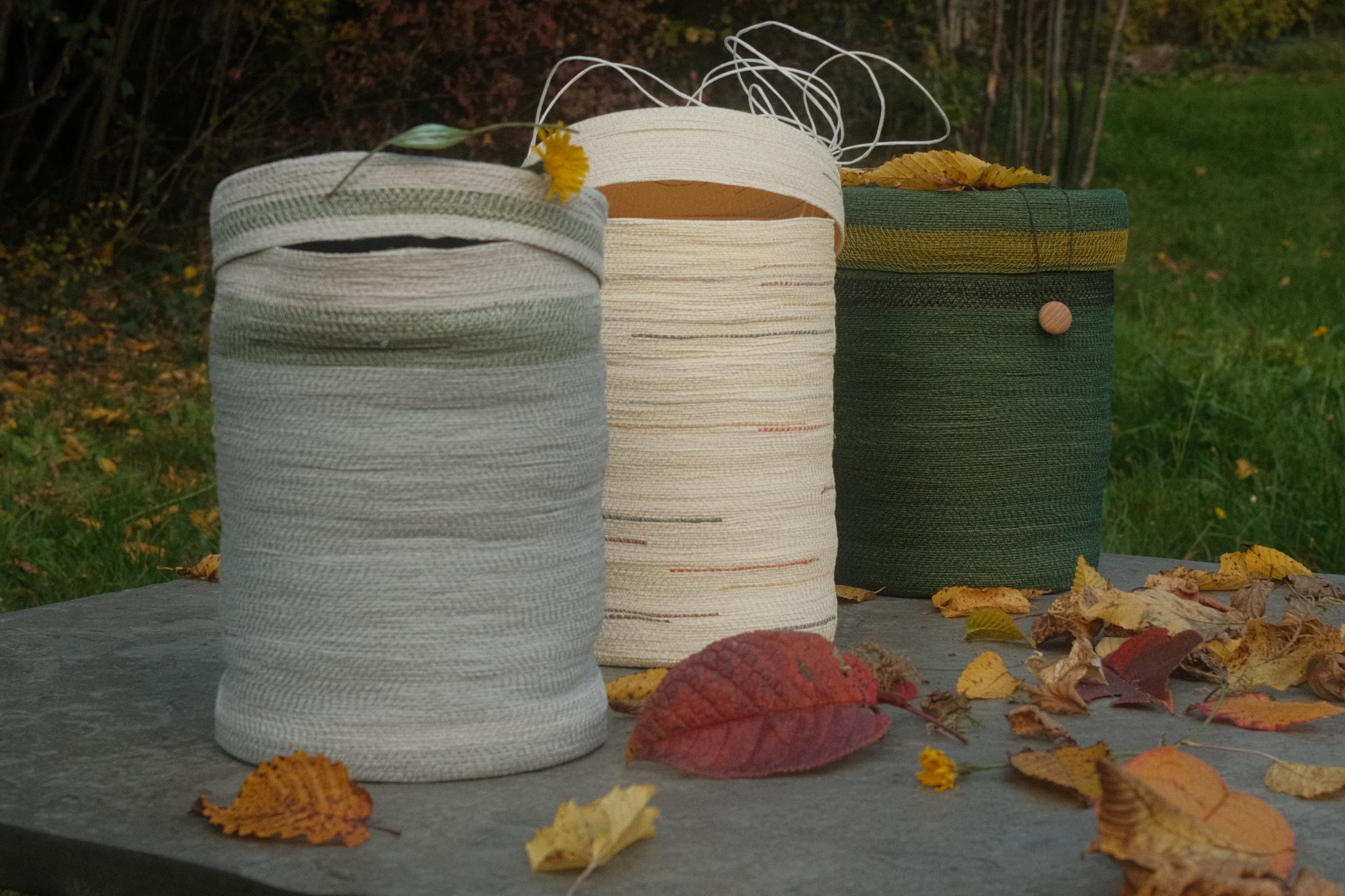 Handgefertigte Urnen aus Papiergarn