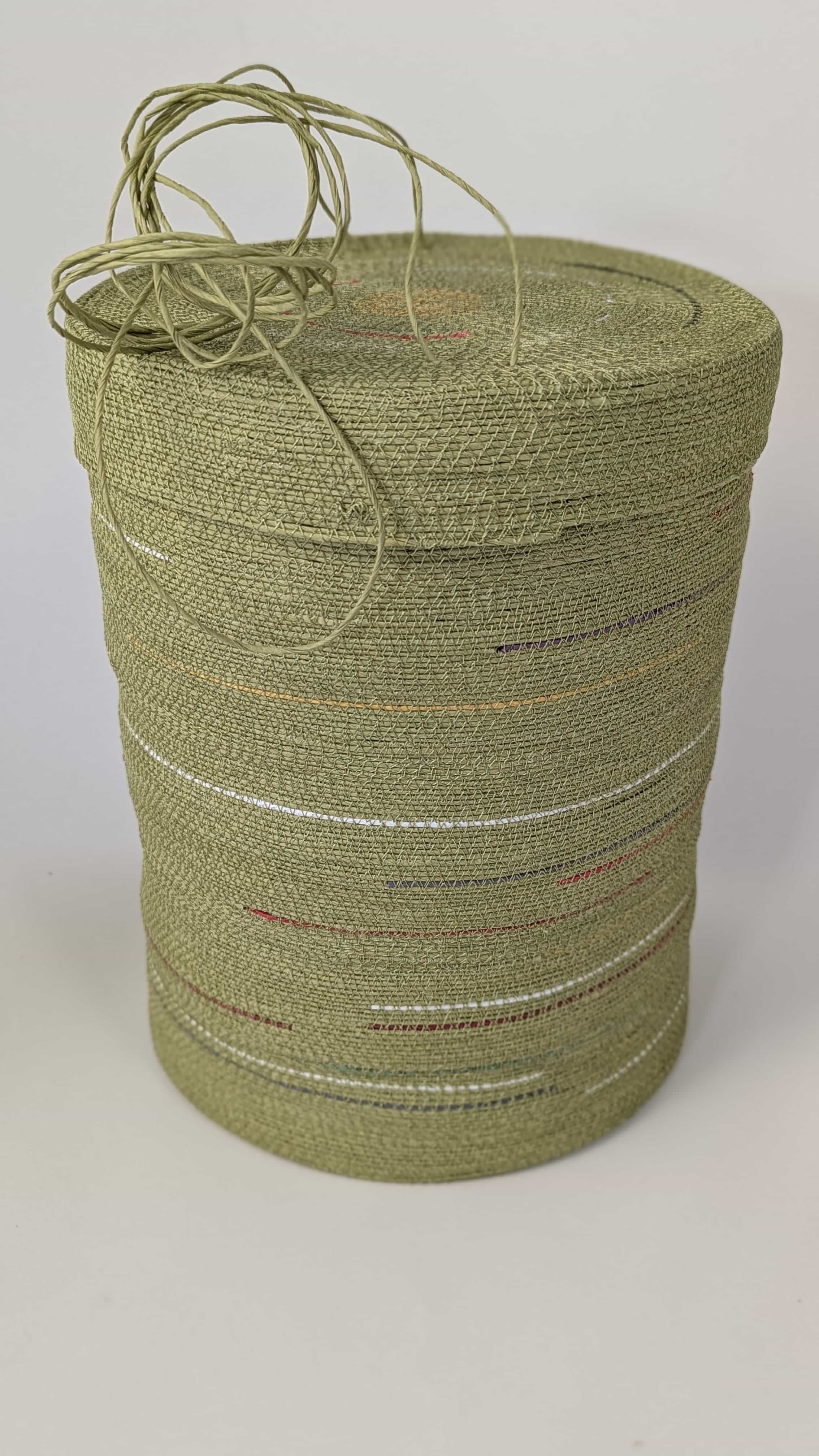 Urne "Spuren" – Handgefertigte Papiergarn-Urne von Donata Oppermann